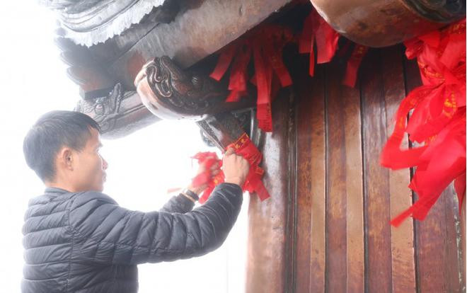 Xoa tiền xu, nhét tiền giấy, buộc dây 'lạ' tại chùa Đồng Yên Tử Ảnh 2