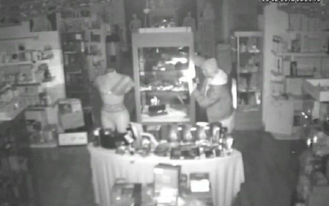 Trộm máy rung bằng vàng 24 kara ở cửa hàng bán đồ khiêu dâm nhưng quên lấy sạc Ảnh 2