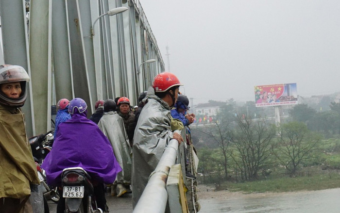 Rất đông người dân hiếu kì đứng xem tìm kiếm nạn nhân nhảy cầu tự tử trong đêm Ảnh 2