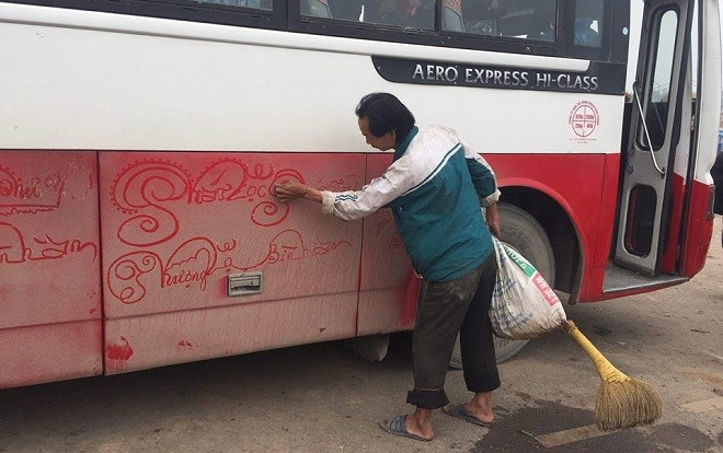 Ấm lòng trước hành động của người đàn ông 'biến' bụi bẩn bám trên xe thành lời chúc năm mới Ảnh 2
