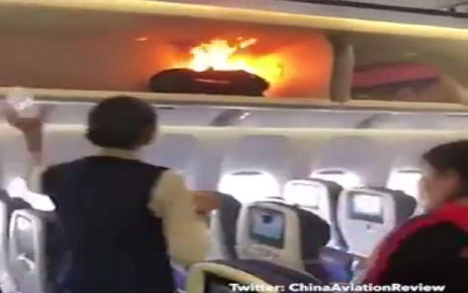 Hành lý bỗng dưng bốc cháy dữ dội trên khoang máy bay Ảnh 2