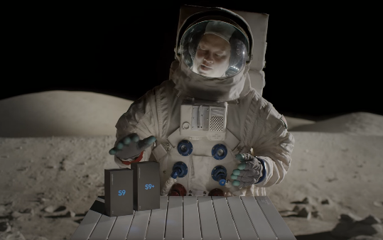 Chán Trái đất, có người vừa mang Samsung Galaxy S9 và S9+ lên… Mặt trăng 'đập hộp' Ảnh 2