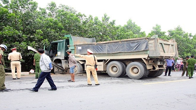 Xe máy va chạm kinh hoàng với ô tô tải, 1 người chết, giao thông ách tắc nghiêm trọng Ảnh 2