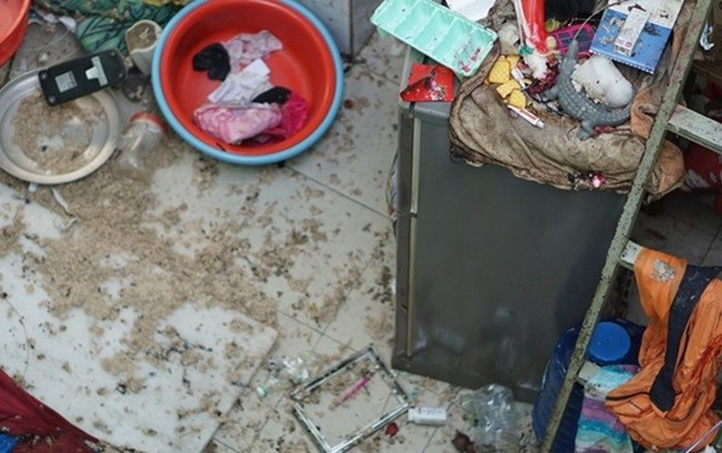 Hiện trường như đánh bom vụ nổ hầm cầu làm vợ chồng và hai con bị thương Ảnh 2