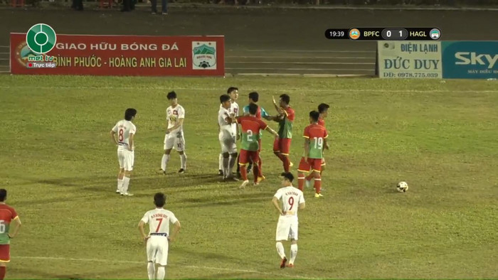 HAGL khiến 'vỡ sân' Bình Phước, Công Phượng 'tịt ngòi' và suýt bị đánh Ảnh 2