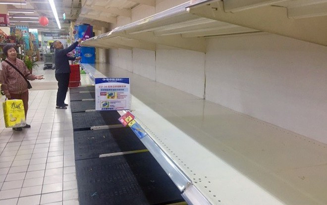 Thảm họa 'ngày tận thế giấy vệ sinh' ở Đài Loan: Người dân đổ xô tới các siêu thị càn quét vì sợ hết Ảnh 2