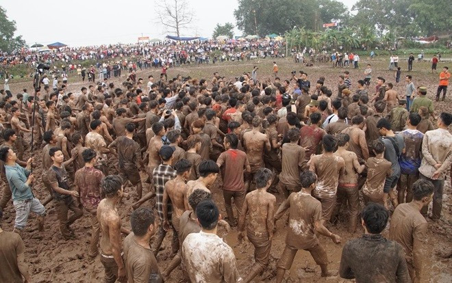 Hàng trăm trai làng cởi trần, phi xuống tắm bùn để tranh nhau cướp phết cầu may Ảnh 2