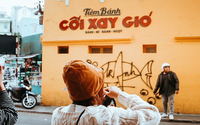 Dù 'tử nạn', bức tường vàng sống ảo ở Đà Lạt vẫn khiến nhiều bạn trẻ thích thú vì hình ảnh chú cá quá dễ thương! Ảnh 2