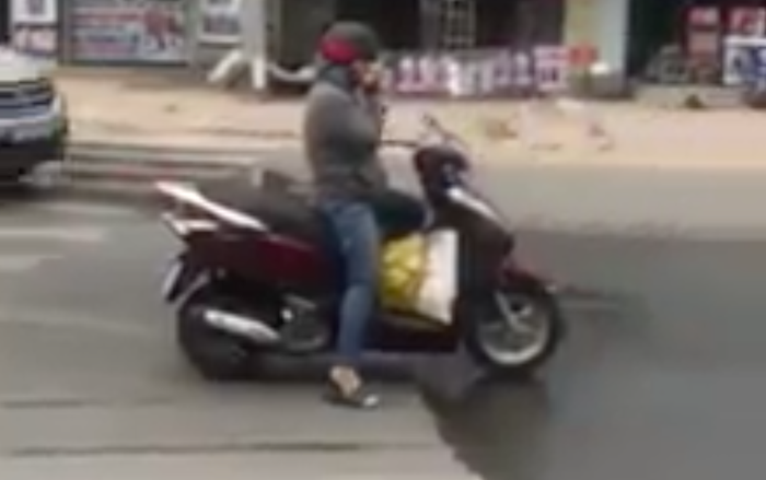 Ninja Lead lạnh lùng đỗ xe giữa đường đứng nghe điện thoại khiến cư dân mạng bức xúc Ảnh 2