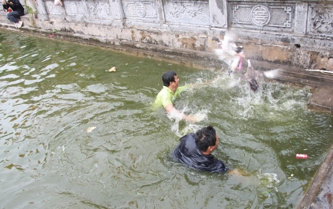 Cười 'té ghế' với màn đuổi bắt vịt ở hội làng Vạn Phúc Ảnh 2
