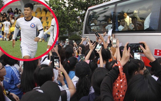 Hà Đức Chinh bị hàng trăm fan nữ bao vây, đồng loạt khen: 'Đen nhưng mà ngon!' Ảnh 2