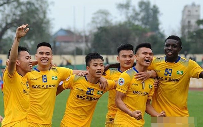 Văn Đức mang dép lê họp báo AFC Cup, Xuân Mạnh tặng bàn thắng cho bà nội Ảnh 2