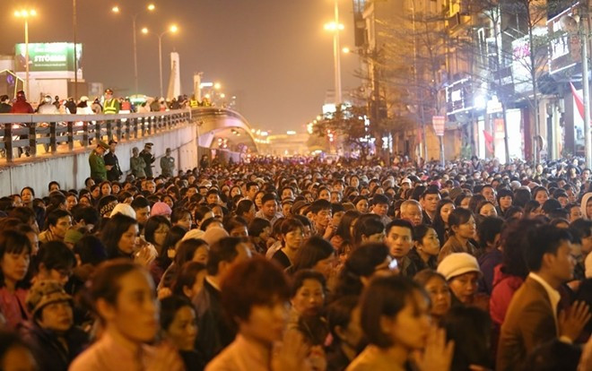 'Biển người' dự đại lễ cầu an, không phương tiện nào có thể di chuyển phía ngoài chùa Phúc Khánh Ảnh 2