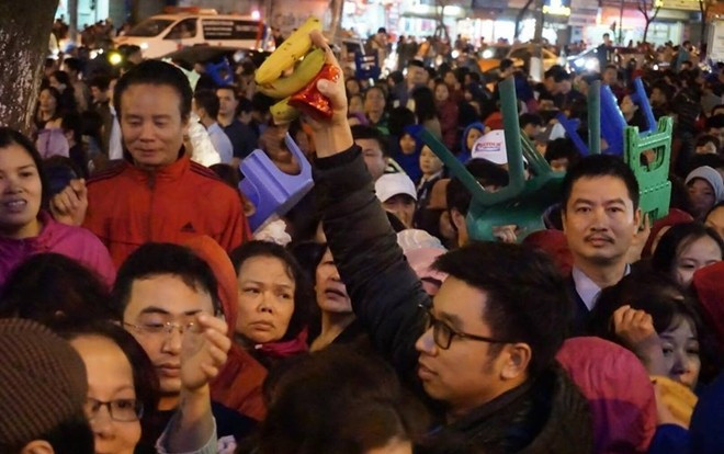 Clip: Cảnh chen lấn, xô đẩy đến nghẹt thở chờ phát lộc sau đại lễ cầu an ở chùa Phúc Khánh Ảnh 2