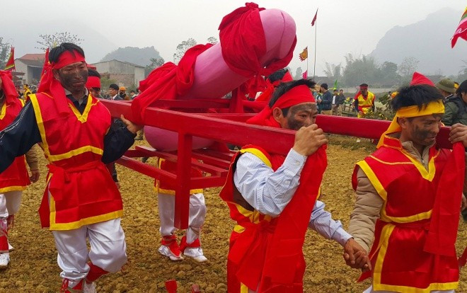 Tiết lộ bất ngờ về lễ hội độc đáo ‘rước của quý’ dài 1m, nặng tới 60kg Ảnh 2