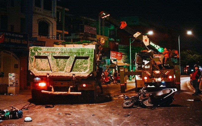 Tai nạn kinh hoàng: Ô tô 'điên' cuốn gần 10 xe máy vào gầm, tài xế bỏ chạy mặc nhiều người thương vong Ảnh 2