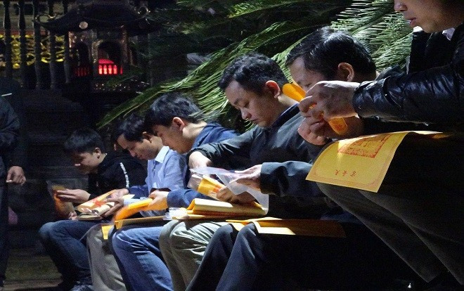 Người dân xếp hàng từ 4h sáng chờ lấy ấn đền Trần; người phát ấn làm việc hết công suất Ảnh 2