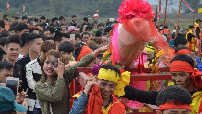 Trai gái thích thú thi nhau ôm, sờ lên linh vật trong lễ hội ‘rước của quý’ lớn nhất Việt Nam Ảnh 2