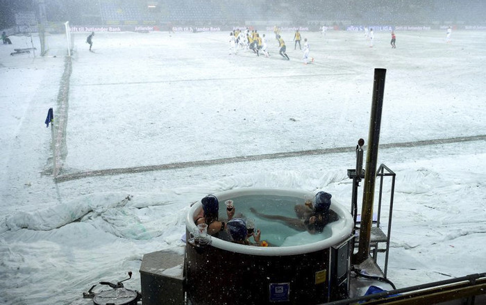 Sốc: 3 fan nữ tắm lộ thiên ngay trên sân bóng đá dưới trời tuyết Ảnh 2