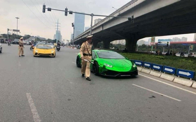 2 siêu xe Lamborghini bất ngờ bị CSGT ra hiệu dừng lại Ảnh 2