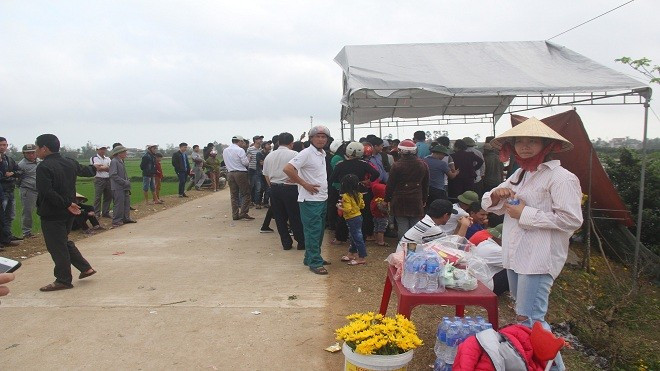 Vụ 'rắn thần' trên mộ bà ăn mày: Xã cắt điện, người dân lại mua nến về thắp sáng quanh mộ Ảnh 2