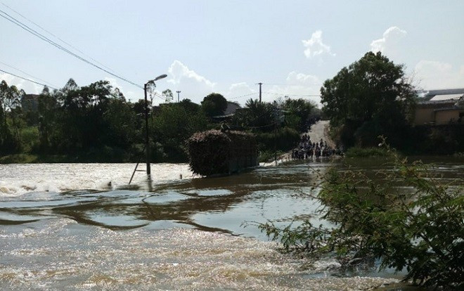 Cứu tài xế xe mía mắc kẹt giữa đập thủy điện xả lũ, một chiến sĩ công an bị nước cuốn trôi Ảnh 2