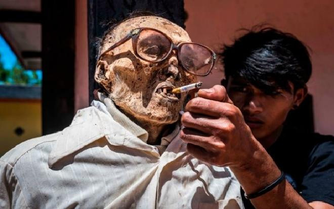 Nơi xác chết ăn vận, hút thuốc, đàm đạo… y như người sống Ảnh 2