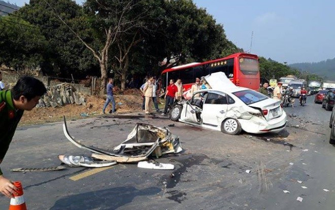 Hàng chục người dân cậy cửa ô tô 4 chỗ cứu hai cha con bị xe khách tông Ảnh 2