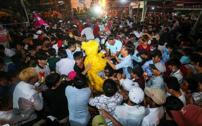 'Biển người' hỗn loạn, chen nhau giành đồ cúng lúc nửa đêm ở miền Tây Ảnh 2