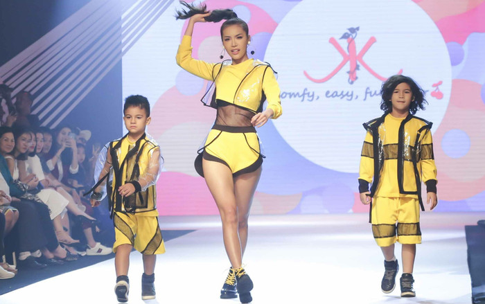 Diện croptop khoe eo 'con kiến', Minh Tú tự tin catwalk cùng mẫu nhí Tây Ảnh 2