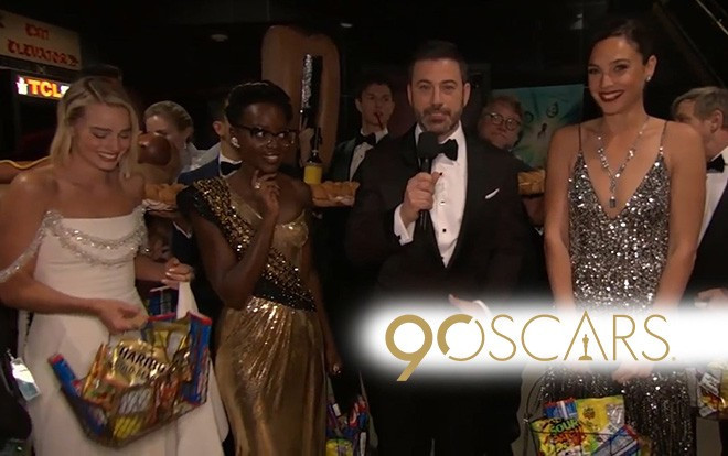 Khoảnh khắc thú vị: Gal Gadot và dàn sao đi phát bánh, xúc xích khắp khán phòng Oscar 2018 Ảnh 2