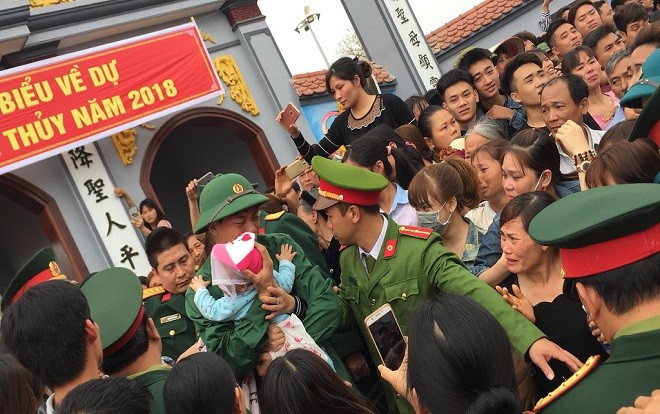 Clip ông bố trẻ ôm con nhỏ khóc nức nở trước khi lên đường nhập ngũ gây xúc động Ảnh 2