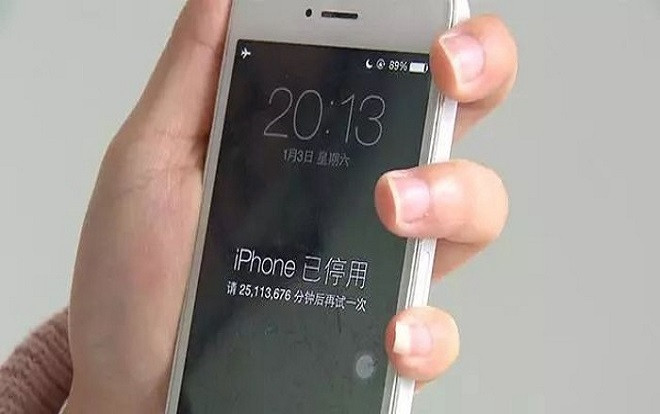 Cho con nhỏ nghịch điện thoại, bà mẹ ngỡ ngàng nhận thông báo máy bị khóa… 48 năm Ảnh 2