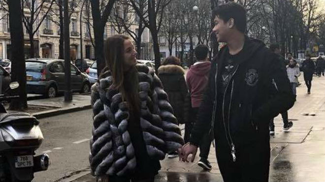 Cô gái Tây xinh đẹp đăng ảnh nắm tay cực tình cảm với Hiếu Nguyễn Ảnh 2