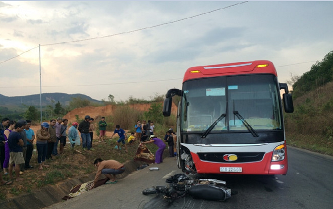 Va chạm với xe khách do chạy ngược chiều, hai vợ chồng tử vong tại chỗ Ảnh 2