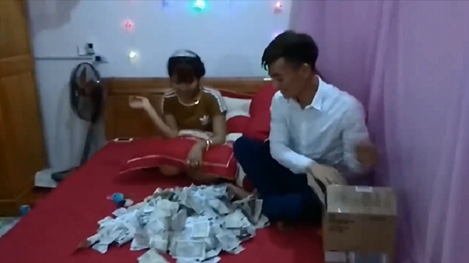 Hội bạn thân mừng cưới tận… 1,4 ký tiền lẻ, cô dâu chú rể đếm 'xuyên đêm' Ảnh 2