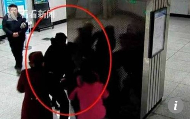 Sợ túi xách đắt tiền bị bẩn, người phụ nữ nằng nặc không đặt lên máy quét an ninh Ảnh 2