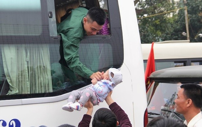 Xúc động giây phút tiễn tân binh lên đường nhập ngũ ở Nghệ An Ảnh 2