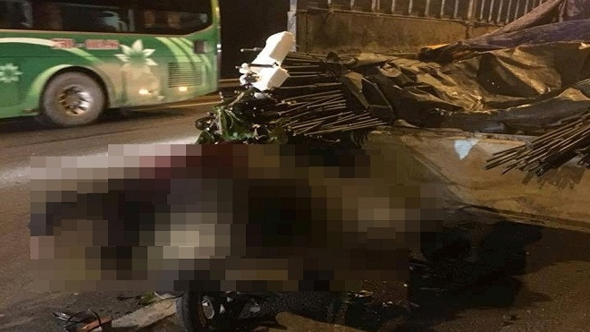 Xe máy va vào ô tô tải đỗ bên đường: Chồng tử vong, vợ và con trọng thương Ảnh 2