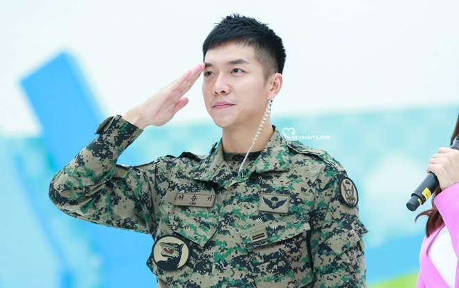 Lee Seung Gi tiết lộ những nghệ sĩ đến thăm khi còn trong quân đội toàn là nam giới Ảnh 2