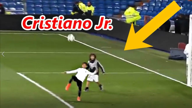 Clip: Con trai Ronaldo trổ tài 'làm xiếc' với trái bóng Ảnh 2