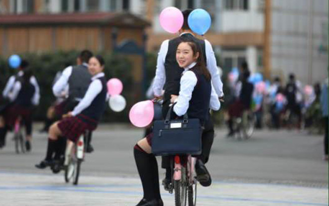 Nam sinh trường người ta: Thuê xe đạp, buộc bóng bay, chở bạn nữ tới trường Ảnh 2