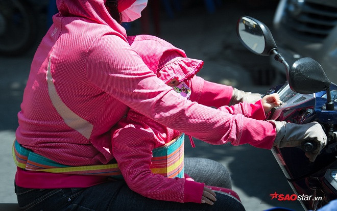 Sài Gòn dưới cái nắng đỉnh điểm 37 độ C: Người dân trùm kín mít ra đường, phun nước thường xuyên để giảm nhiệt Ảnh 2