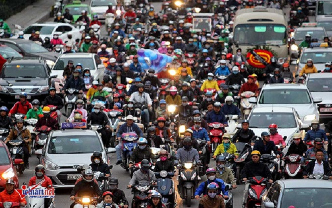 Ngợp xe cộ nhúc nhích trên đường Hà Nội chiều 8/3 Ảnh 2