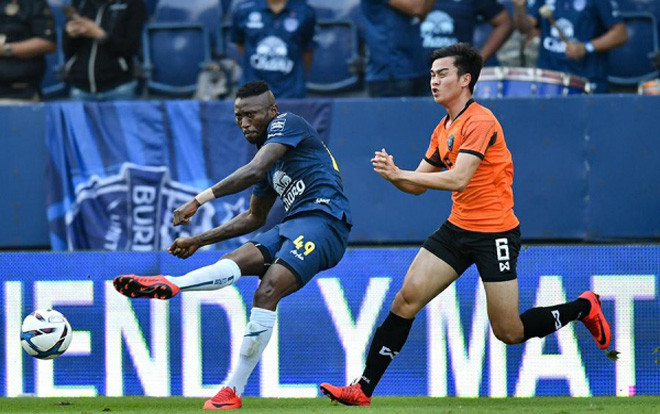 Thi đấu kém ấn tượng, huyền thoại V.League bị CLB Thái Lan thanh lý hợp đồng Ảnh 2