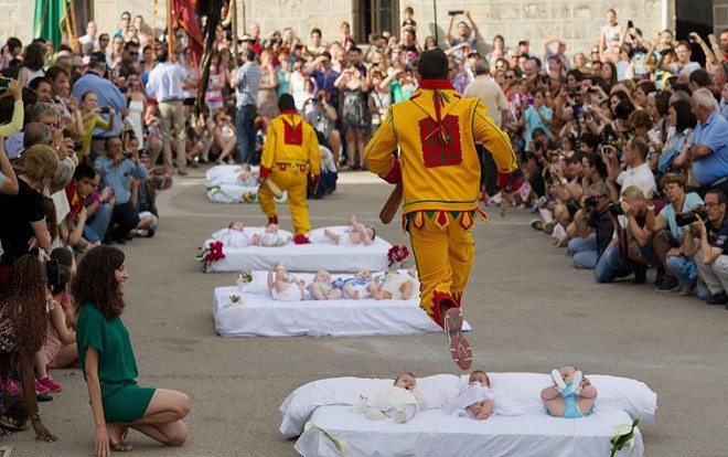 Ăn tro cốt người chết, ném trẻ sơ sinh hay những phong tục kỳ lạ nhất thế giới Ảnh 2