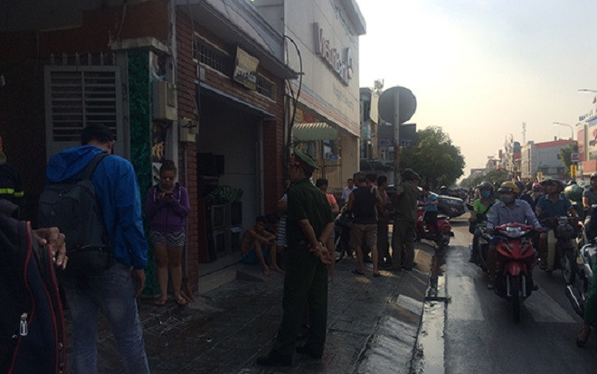 Giải cứu nhiều người mắc kẹt trong đám cháy ở TP.HCM Ảnh 2