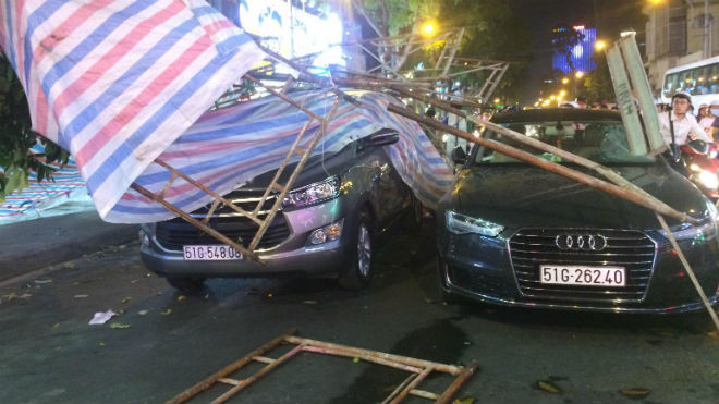 Giàn giáo công trình đổ sập đè 2 ô tô, tài xế may mắn thoát chết trong gang tấc Ảnh 2