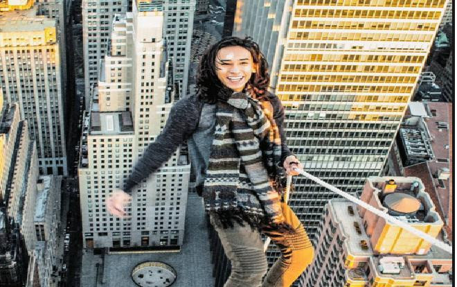 Thót tim với hình ảnh chàng trai 'đu mình' trên nóc những tòa nhà chọc trời Ảnh 2