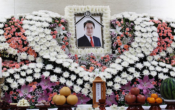 Không khí đau thương bao trùm tang lễ diễn viên gạo cội dính bê bối quấy rối tình dục Ảnh 2